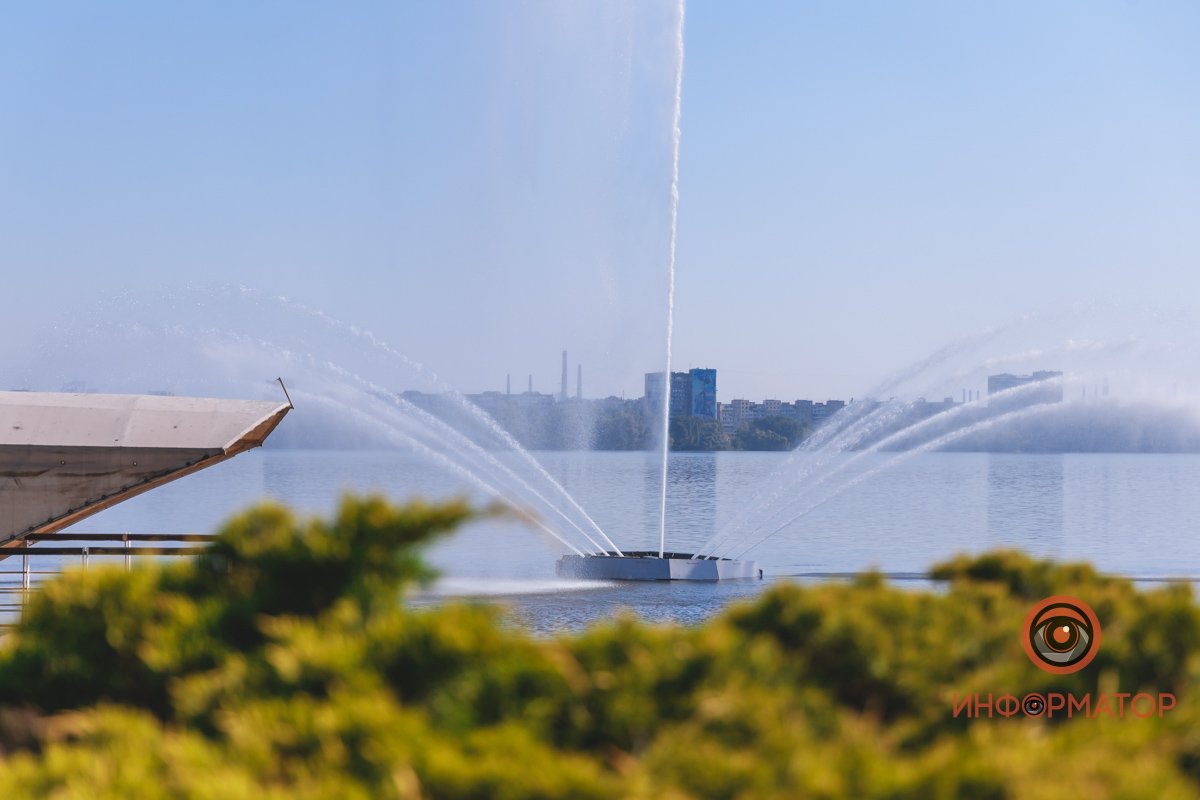Конструкция на воде в акватории Днепра Конструкция на воде в акватории Днепра