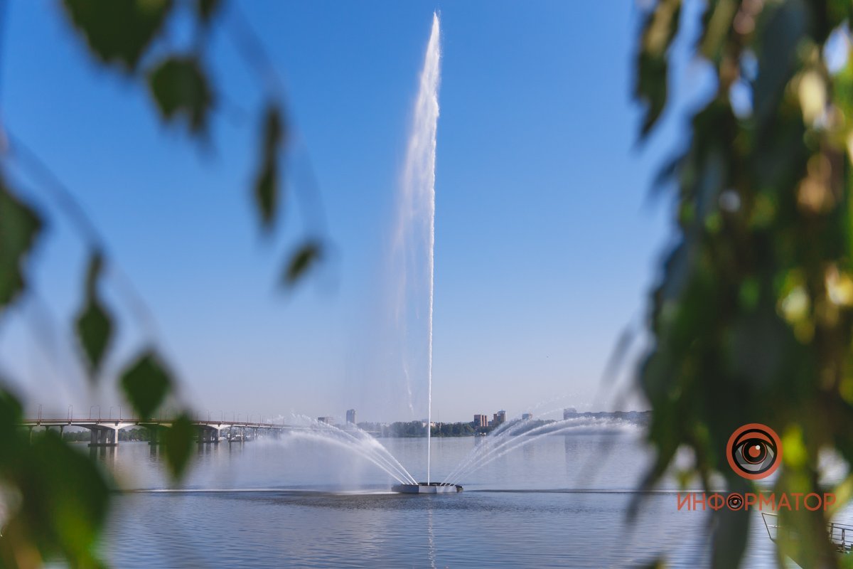 Центральная струя бьет на 50 метров вверх Центральная струя бьет на 50 метров вверх