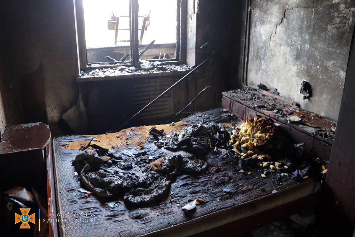 Повреждены отделка стен, а также домашние вещи и балконные двери на площади 30 квадратных метров