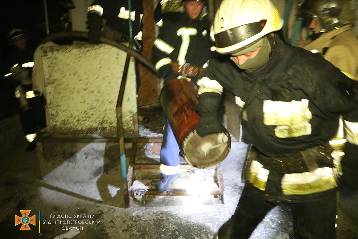 Спасатели установили, что горит газовый баллон внутри 1-этажного жилого дома и перекрыли вентиль на баллоне