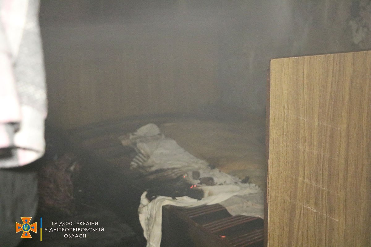 В результате пожара травмирован владелец дома, он передан в карету скорой медицинской помощи с порезами от битого стекла и направлен в лечебное учреждение