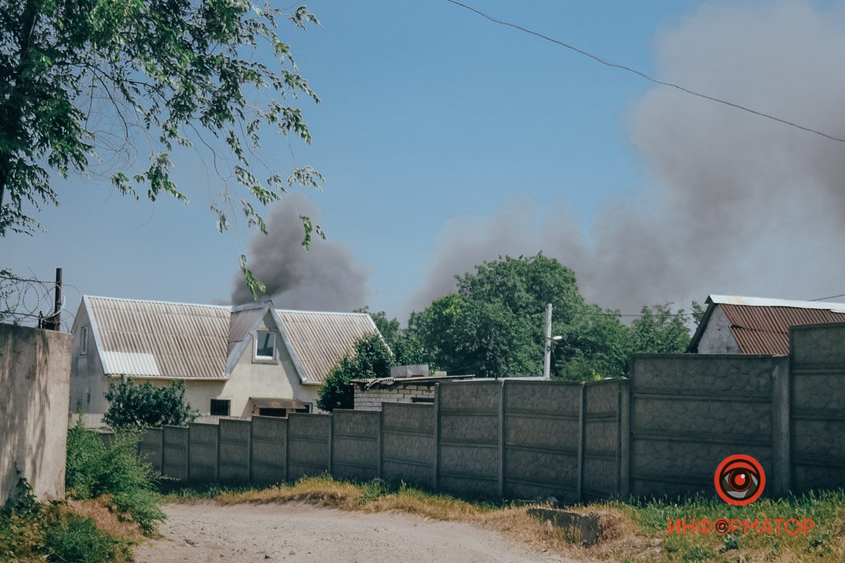 В Днепре на территории гаражного кооператива загорелась свалка: дым окутал весь район 2