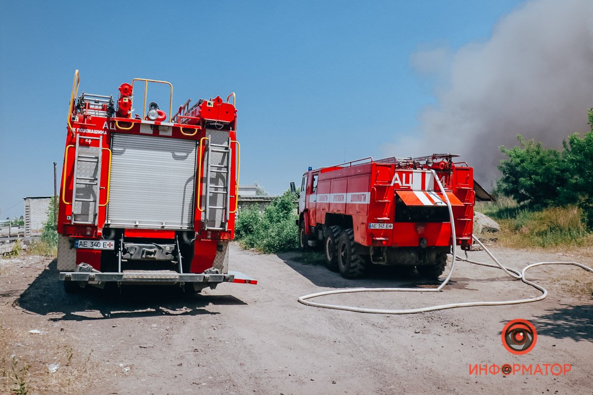 В Днепре на территории гаражного кооператива загорелась свалка: дым окутал весь район 3