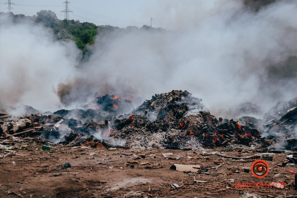 В Днепре на территории гаражного кооператива загорелась свалка: дым окутал весь район 7