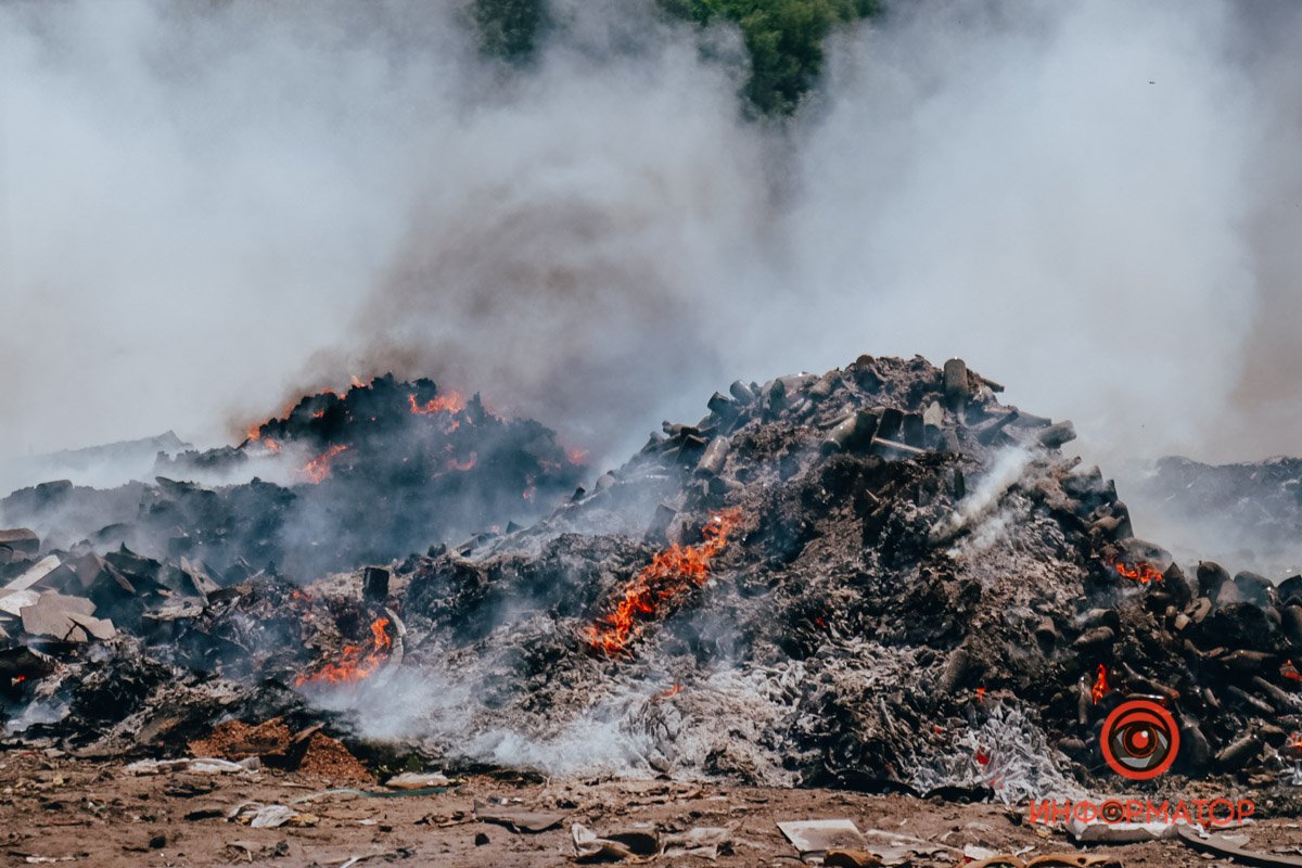 В Днепре на территории гаражного кооператива загорелась свалка: дым окутал весь район 8