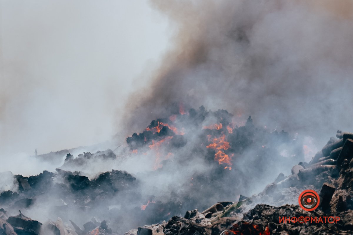 В Днепре на территории гаражного кооператива загорелась свалка: дым окутал весь район 10
