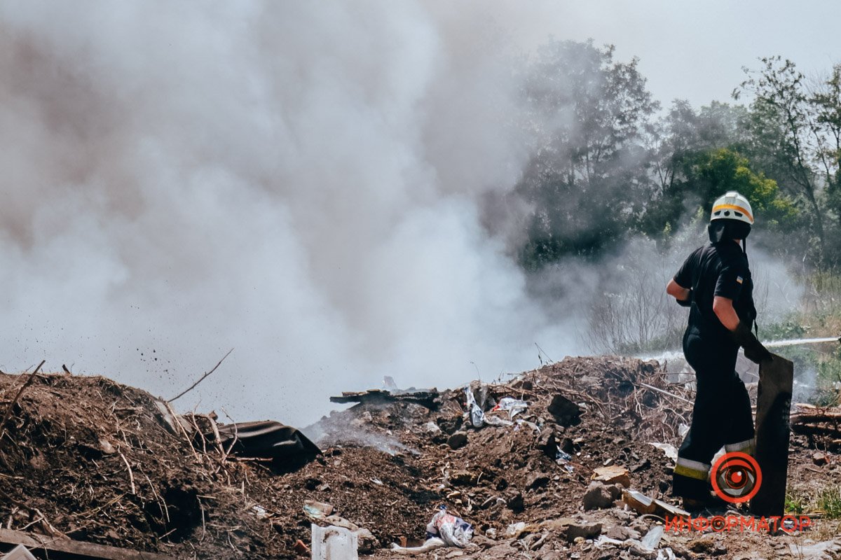 В Днепре на территории гаражного кооператива загорелась свалка: дым окутал весь район 11