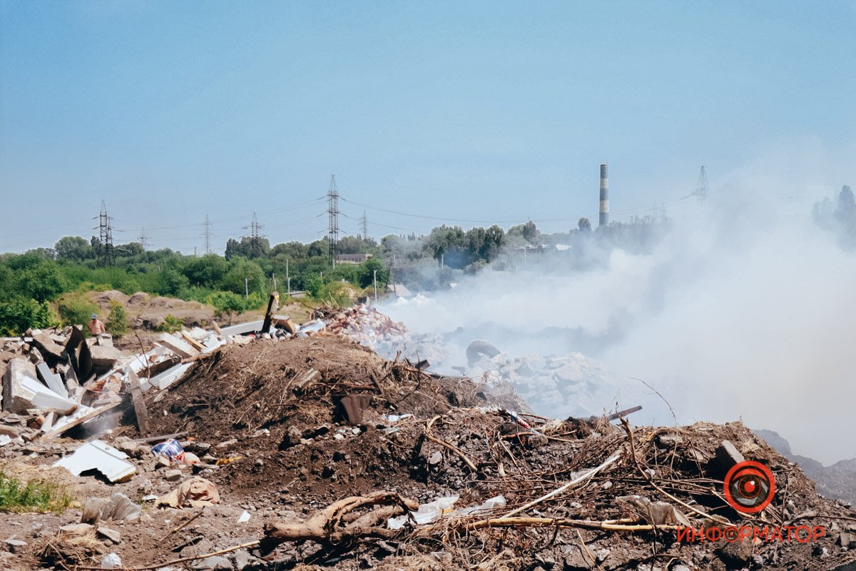 В Днепре на территории гаражного кооператива загорелась свалка: дым окутал весь район 12