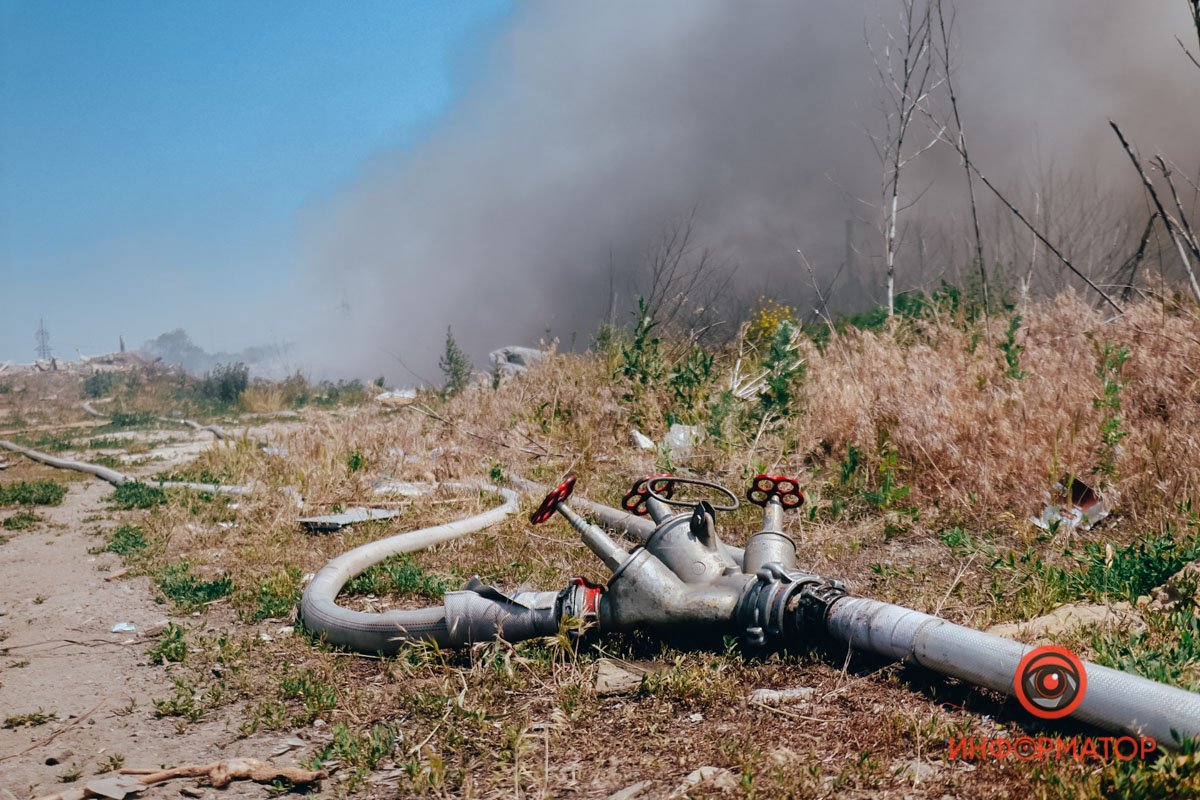 В Днепре на территории гаражного кооператива загорелась свалка: дым окутал весь район 13