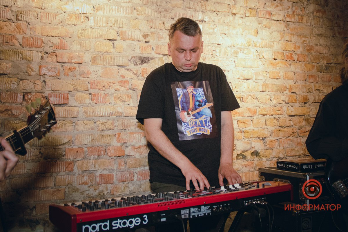 На клавишах