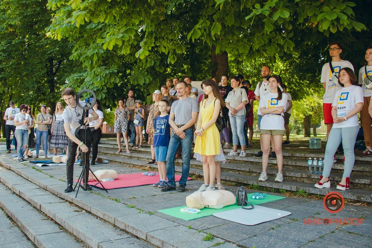 Собрались десятки людей Собрались десятки людей