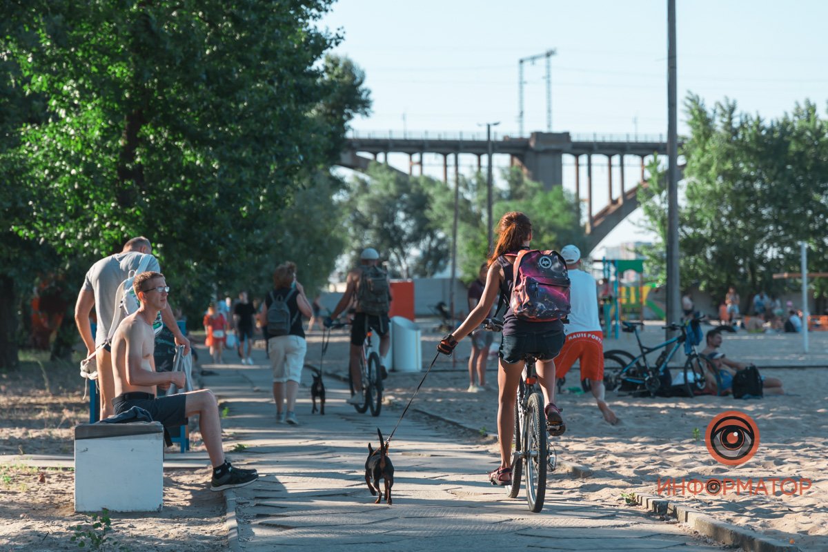 Сотни людей на пляже Сотни людей на пляже