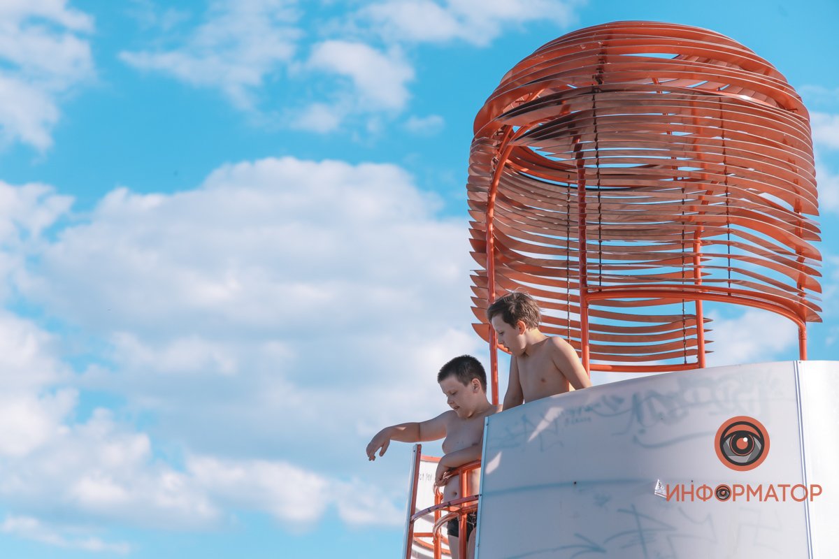 Надзор...а вот спасателей или медиков на вышках нет Надзор...а вот спасателей или медиков на вышках нет