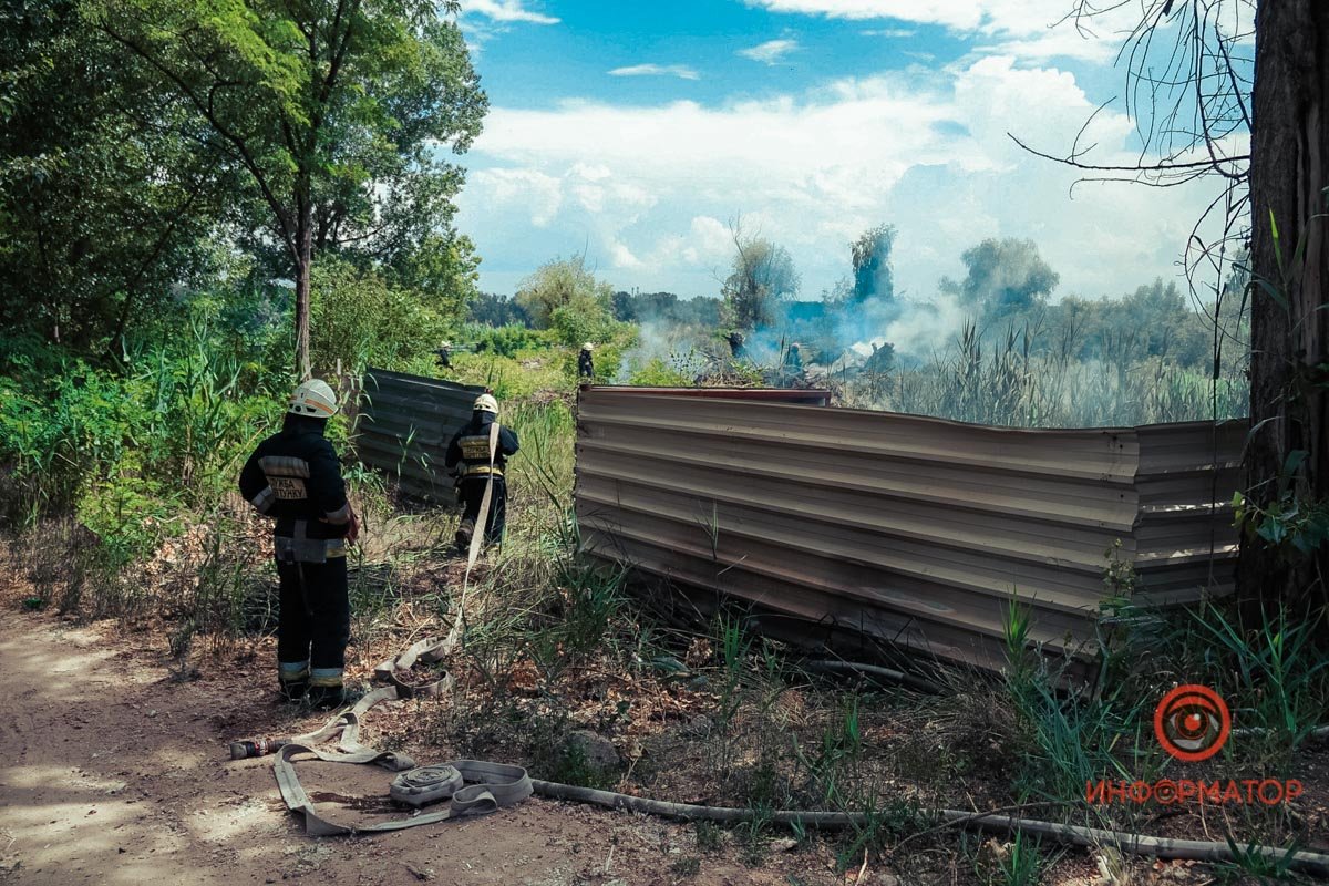 В Днепре на Набережной Победы загорелся сухостой 1