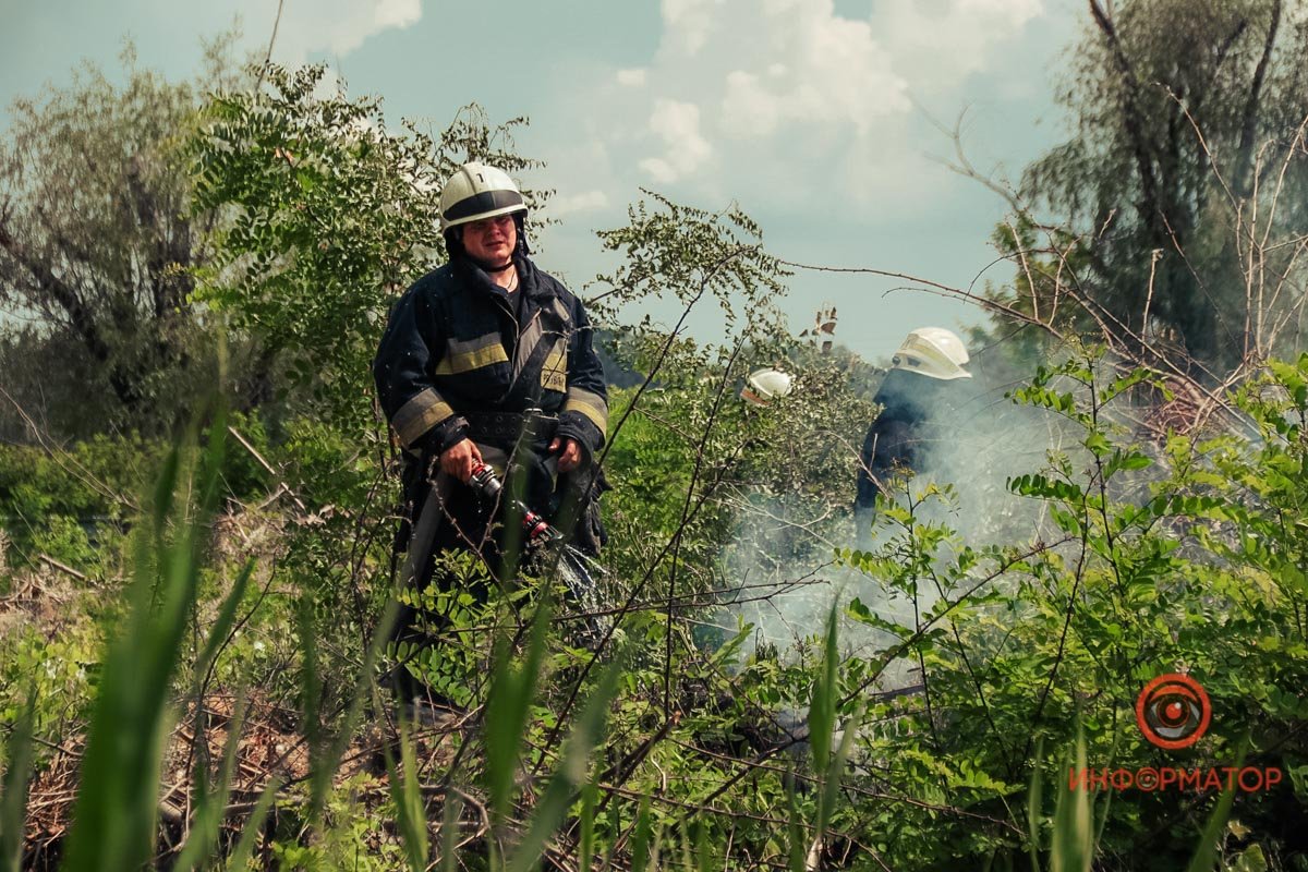 В Днепре на Набережной Победы загорелся сухостой 5