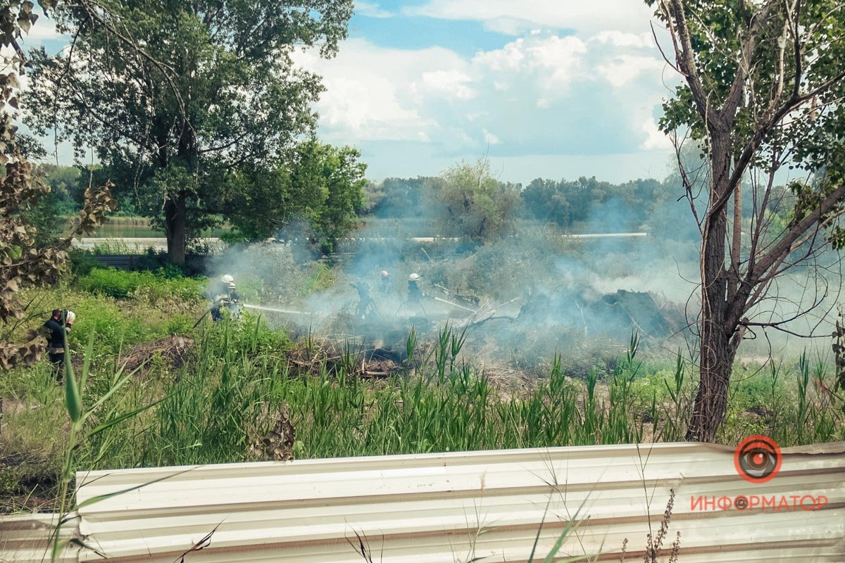 В Днепре на Набережной Победы загорелся сухостой 8