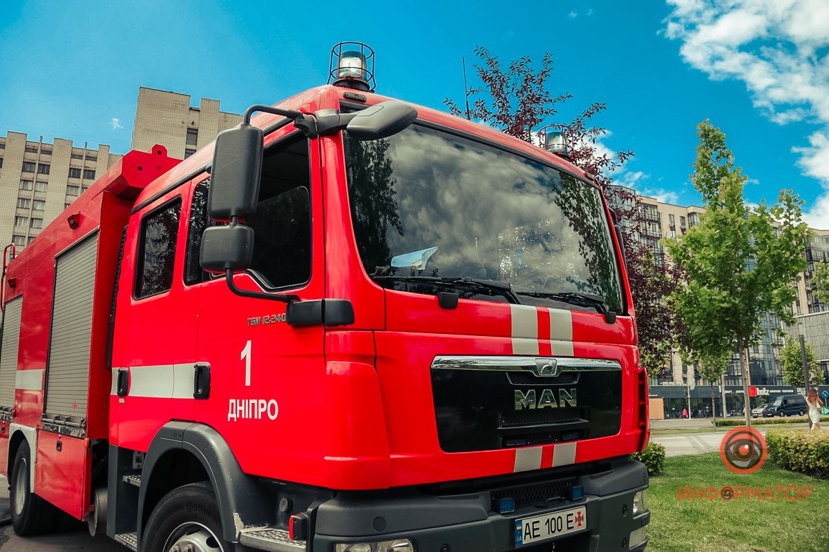 В Днепре на Набережной Победы загорелся сухостой 12