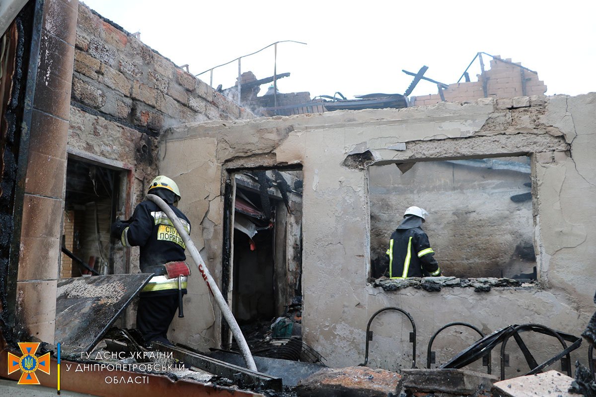 Пожарные установили, что возгорание началось в летней кухне пристроенной к одноэтажному жилому дому и гаражу