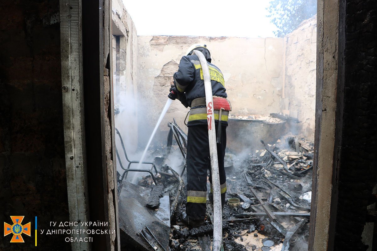 Огнем уничтожена крыша дома, конструкции летней кухни и гаража