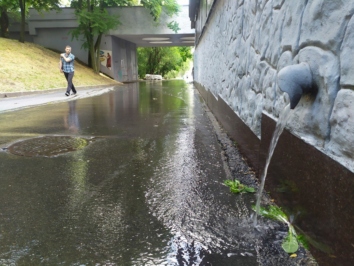 Из-за дождя в парке Глобы образовался ручей 1