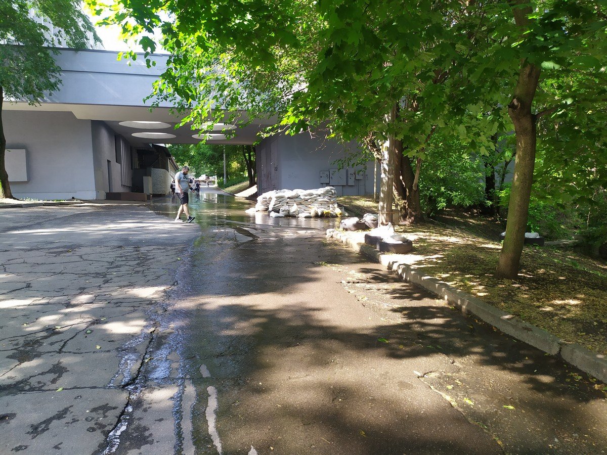 Из-за дождя в парке Глобы образовался ручей 3