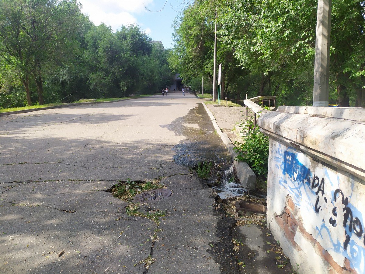 Из-за дождя в парке Глобы образовался ручей 5