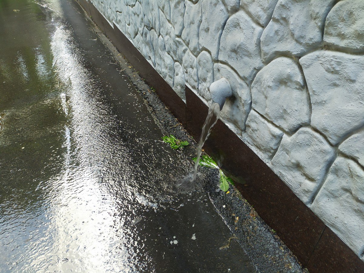 Из-за дождя в парке Глобы образовался ручей 7