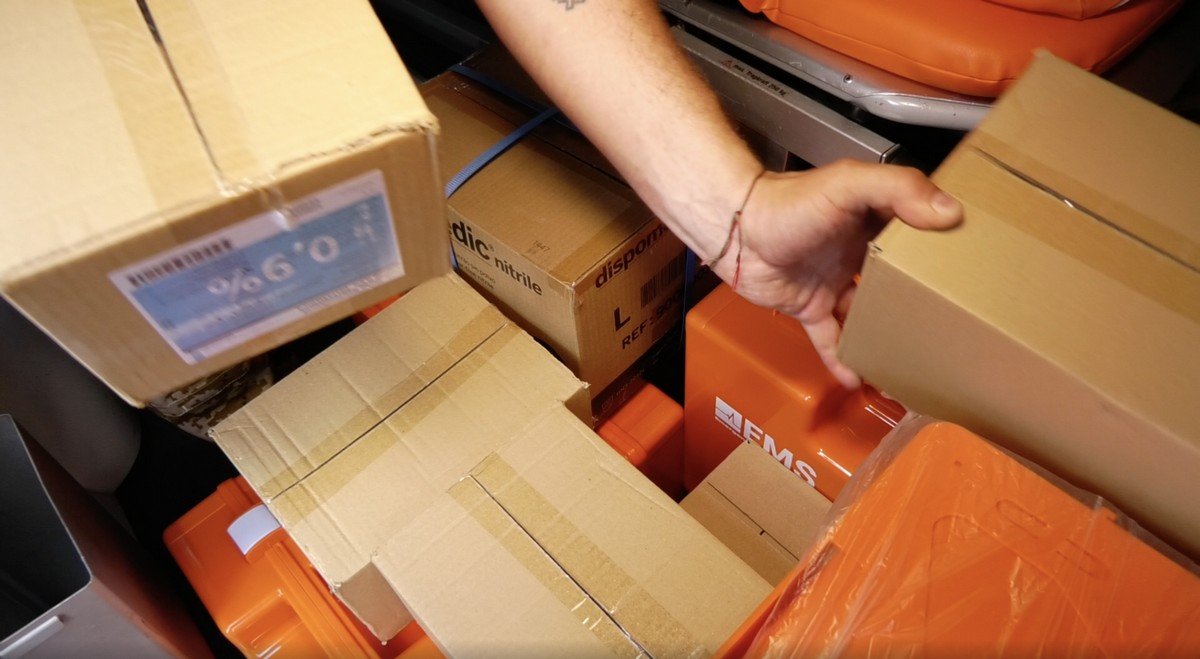 Автомобиль скорой помощи с портативным рентгеном, а также гуманитарка для военных и переселенцев: Днепр оказал очередную помощь 12