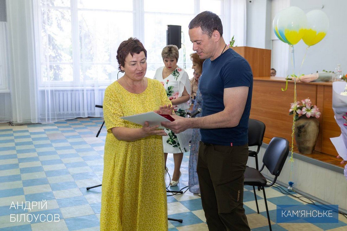 Мэр Каменского поздравил медработников с наступающим праздником и вручил награды 3