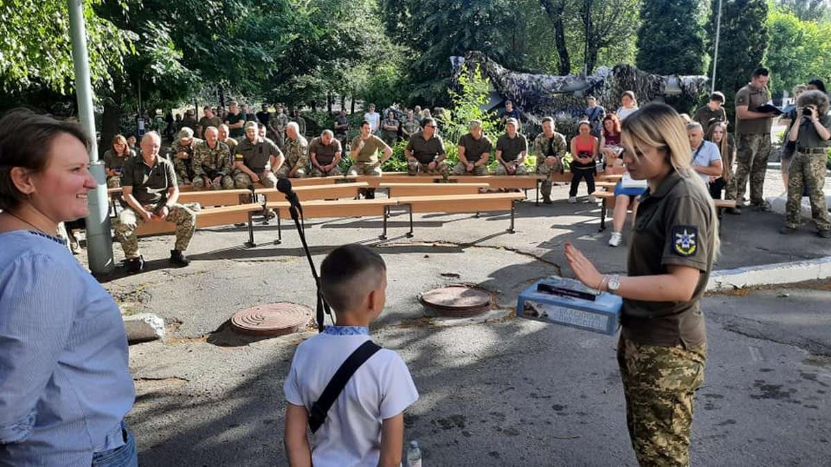 Мальчик встретился с военными Мальчик встретился с военными