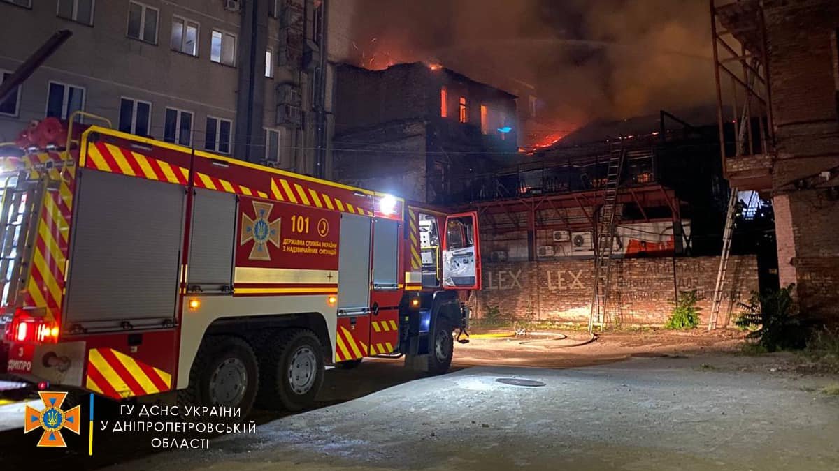 В Днепре на проспекте Яворницкого горело кафе: подробности от спасателей