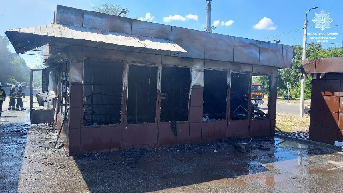 Также они вывели 4 женщин из горящего кафе на Шолохова Также они вывели 4 женщин из горящего кафе на Шолохова