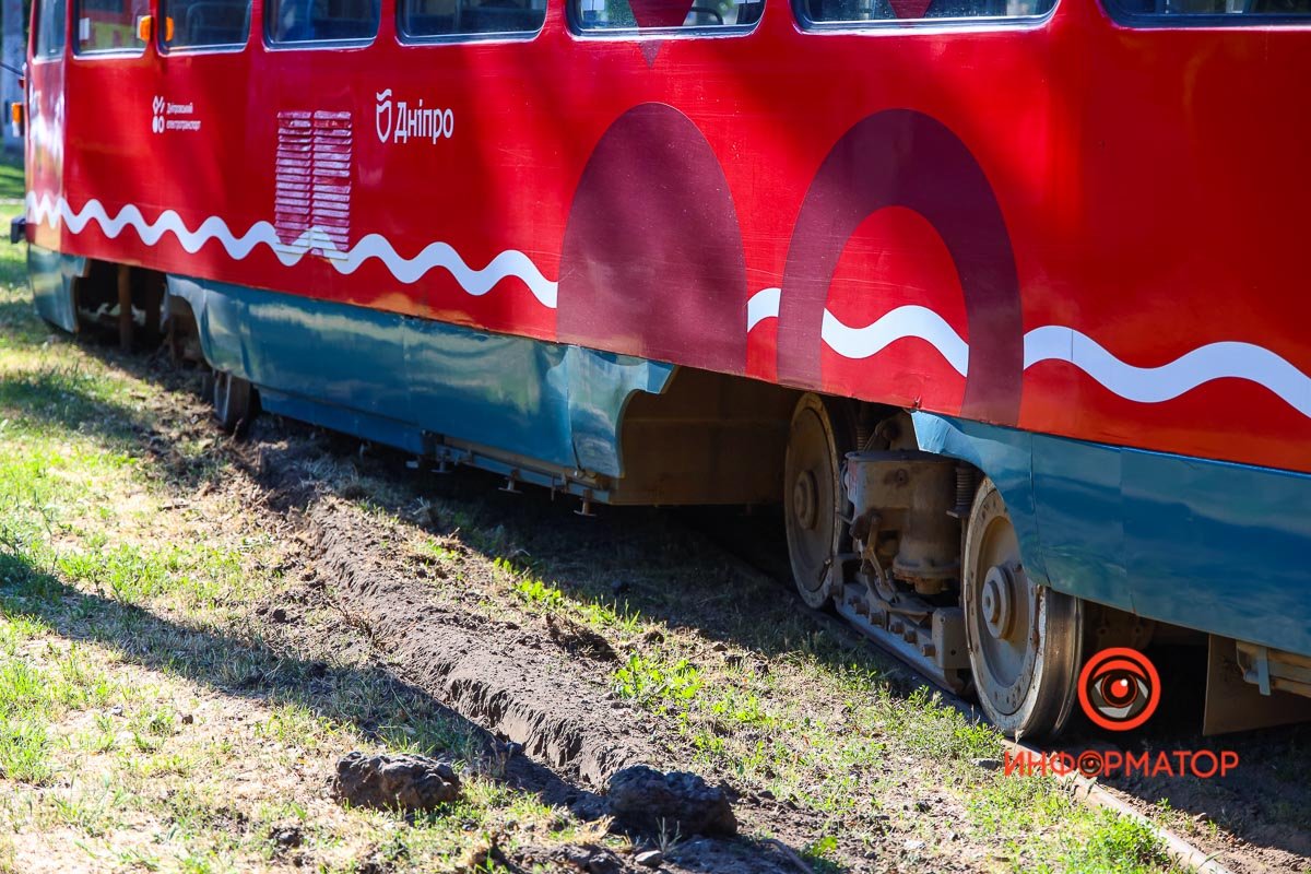 С рельсов сошла передняя тележка первого вагона