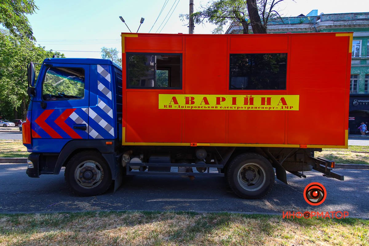 На месте аварийная бригада КП "Днепровский электротранспорт"