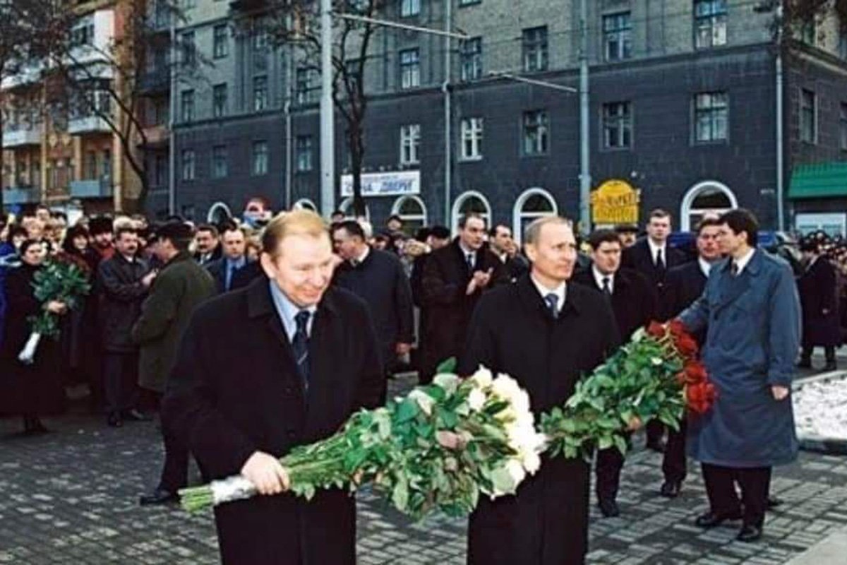 Кучма и путин возлагают цветы к памятнику Пушкину в Днепре в 2001 году Кучма и путин возлагают цветы к памятнику Пушкину в Днепре в 2001 году