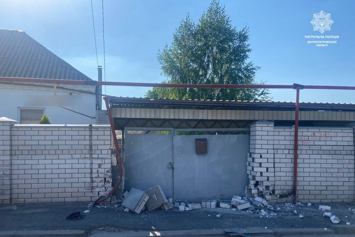 39-летний водитель Volkswagen Tiguan не справился с управлением и врезался в забор частного дома