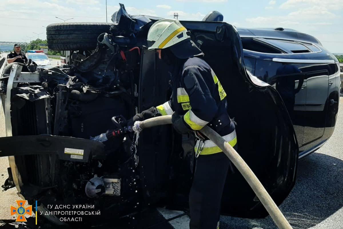 Спасатели смыли с дороги горюче-смазочные материалы