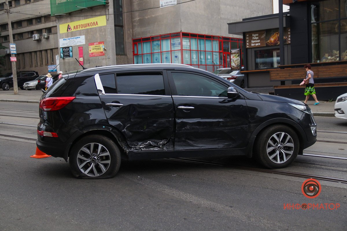 В Днепре на Чернышевского столкнулись Lexus и Kia: движение трамваев перекрыто 2