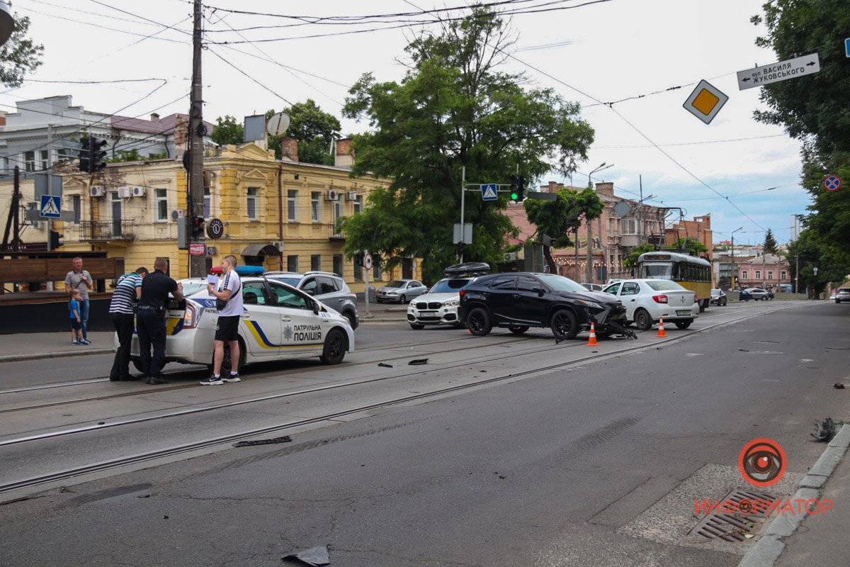 В Днепре на Чернышевского столкнулись Lexus и Kia: движение трамваев перекрыто 3