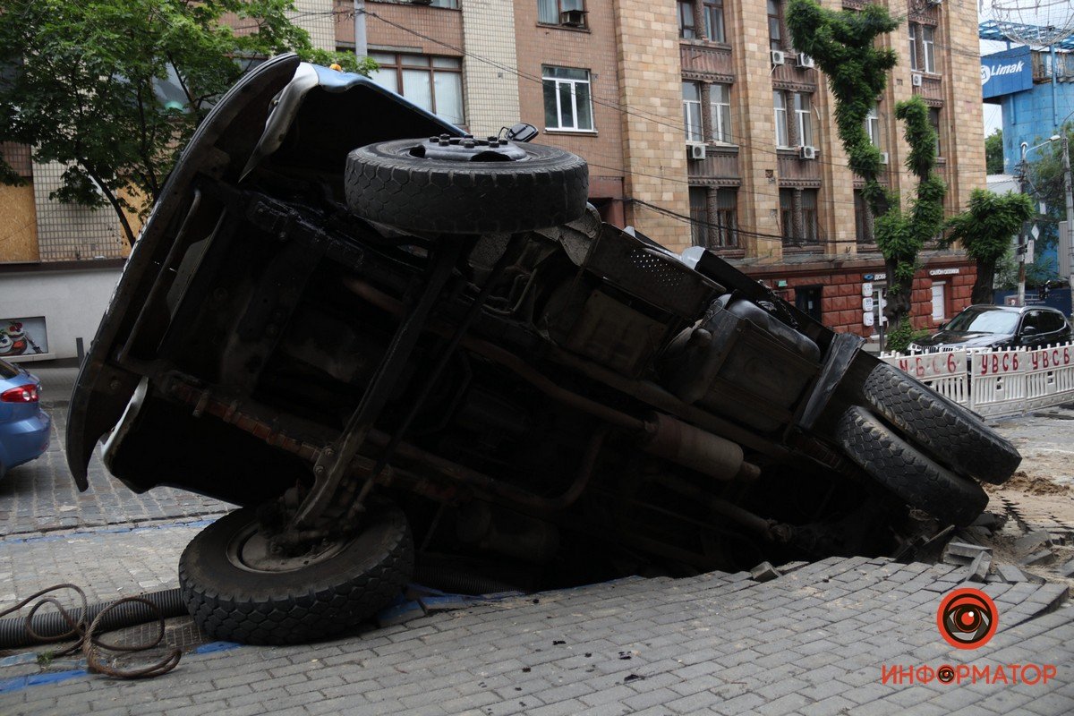На улице Грушевского напротив ресторана «Пузата Хата» коммунальщики проводили ремонтные работы, грузовик стоял на пешеходной дорожке