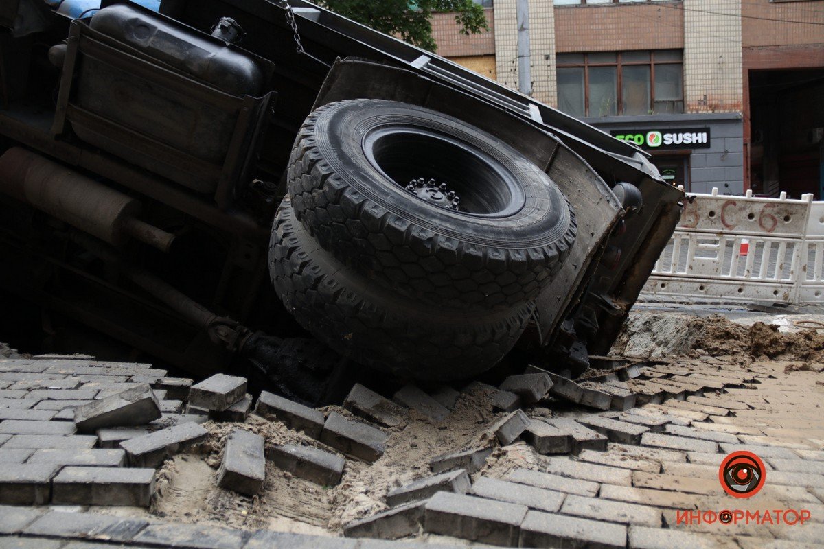 Она была устелена тротуарной плиткой