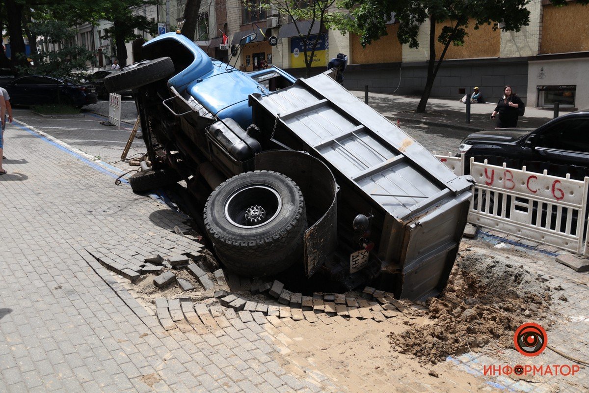 В какой-то момент водитель почувствовал, что грузовик начинает проваливаться и вылез из кабины