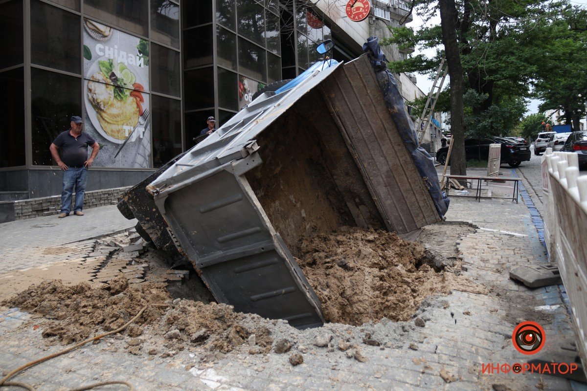 Со временем ЗИЛ ещё больше ушёл под землю