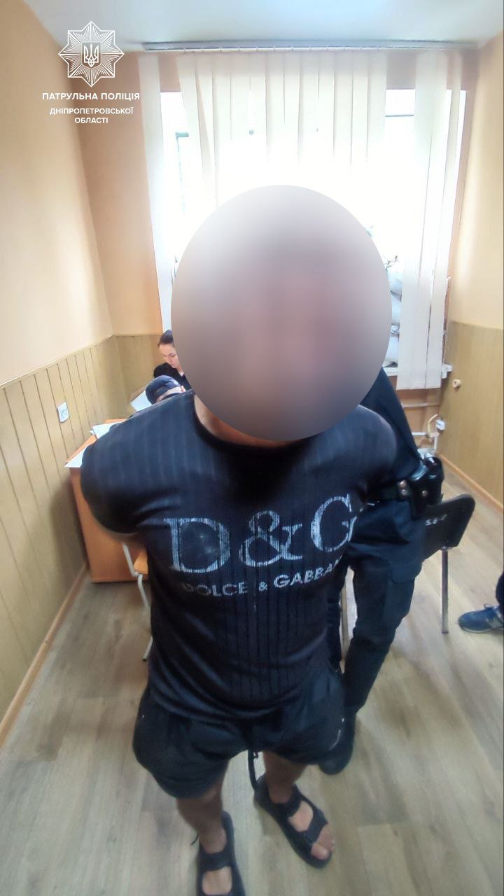 Избили, забрали деньги и мобильный телефон: в Днепре задержали троих мужчин 2