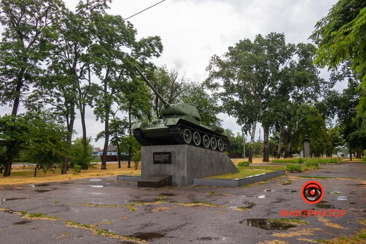 Мемориал, который обрисовали вандалы, отмыли Мемориал, который обрисовали вандалы, отмыли