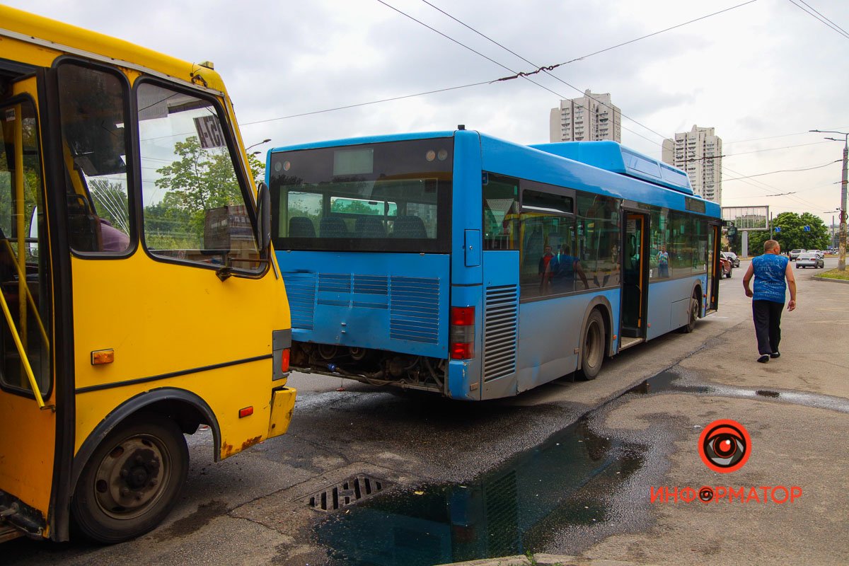 Занята правая полоса по Набережной Победы в сторону кольца Занята правая полоса по Набережной Победы в сторону кольца