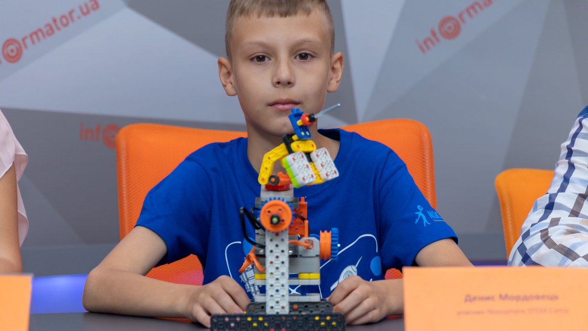 В Днепре дети из Мариуполя создавали модели ракет и собирали роботов