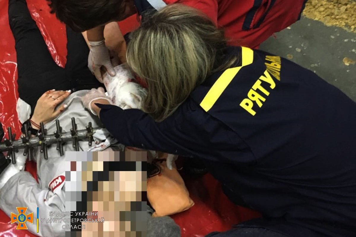 В Днепре на Океанской 27-летняя женщина застряла рукой в кондитерском станке 2
