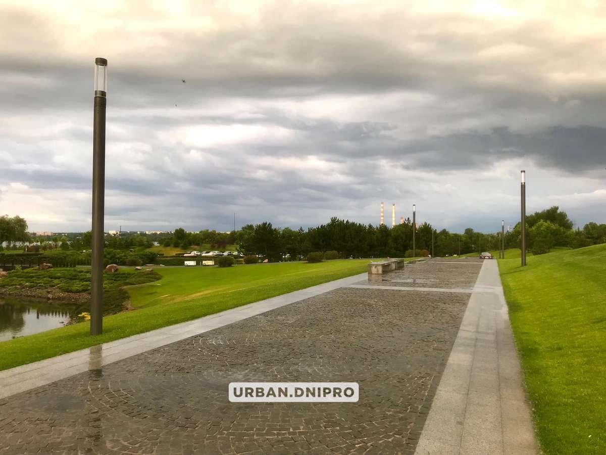 Здесь устроили широкий тротуар, установили уличную мебель, высадили деревья и кустарники, устелили газон, сделали освещения, которого раньше не было Здесь устроили широкий тротуар, установили уличную мебель, высадили деревья и кустарники, устелили газон, сделали освещения, которого раньше не было