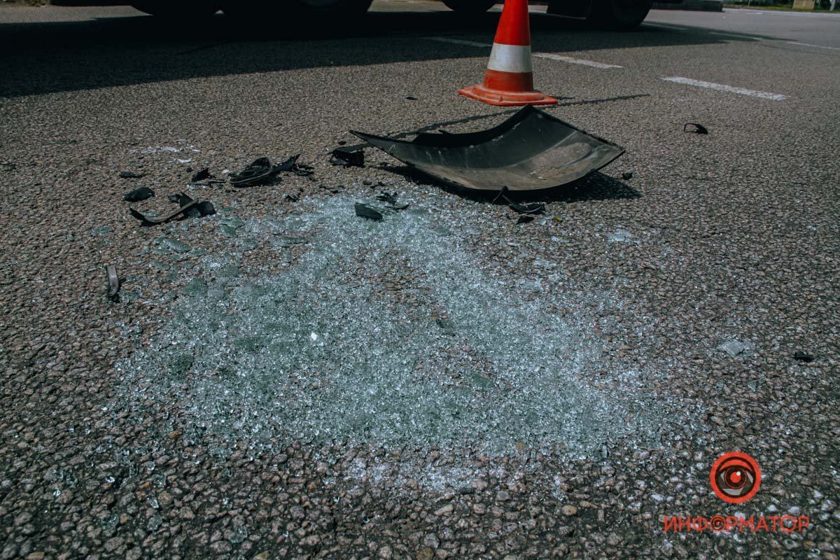 Автомобиль Renault на светофоре выезжал с улицы 8 марта и поворачивал на лево в направление Подгородного Автомобиль Renault на светофоре выезжал с улицы 8 марта и поворачивал на лево в направление Подгородного